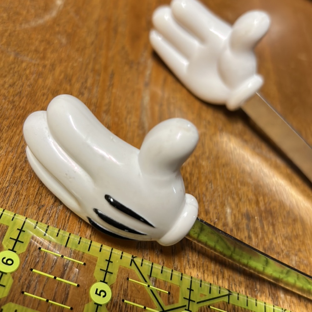 Host pick! 🎉 Walt Disney vintage Mickey Mouse hands kitchen tongs - Picture 5 of 7